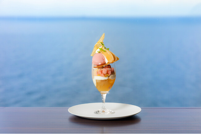 ホテルニューアカオ、絶景が楽しめる館内カフェ「花の妖精」に夏季限定の新作スイーツ「桃のパフェ」が登場