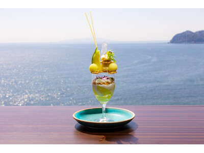 ホテルニューアカオ　海と空の絶景を背景に、旬のマスクメロンを楽しむご褒美パフェが新登場