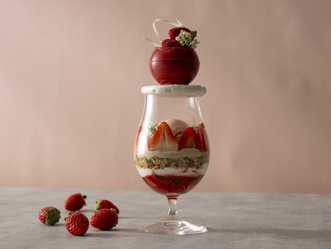 艶やかな赤いドームがひときわ目を引く芸術的な大人の贅沢パフェ「パルフェ フレーズ～いちごのパフェ～」2026年2月16日より発売