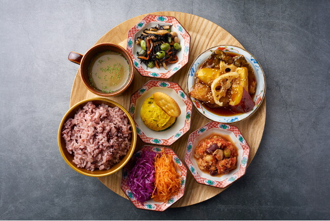 【食堂カフェpotto都島店】九谷焼の小皿が彩る「一穀一汁菜々プレート」提供開始