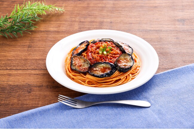 夏野菜×ピリ辛「ナスと挽肉のピリ辛トマトソースパスタ」セブン‐イレブンで6月18日（水）から順次発売