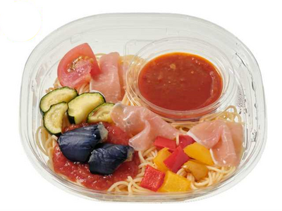 セブン‐イレブンから「冷製パスタ 夏野菜と生ハム トマトソース」が6月25日（水）から順次発売！彩り豊かな夏野菜に生ハムの塩味とトマトソースの酸味がマッチ