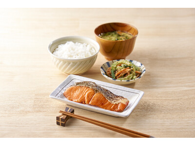 独自の「炭火焼」設備で皮は香ばしく、中身はふっくらジューシーに焼き上げた「セブンプレミアム ゴールド 金の紅鮭の塩焼」が新発売