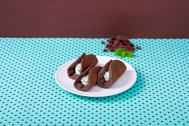 夏らしい爽やかな、セブンプレミアムのチョコミントフレーバー商品が新登場!しっとりふわふわ生地の「チョコミントオムレット」としっとりなめらかな「チョコミント蒸しパン」2商品登場