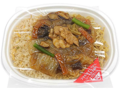 【北海道限定】ご飯と麺を一度に楽しめる！ボリューム満点の「あんかけ焼きそば&炒飯」