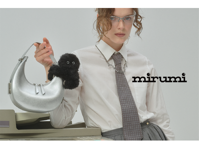 “ちら見”するチャームロボット「mirumi」、限定カラー「BLACK」10月1日登場