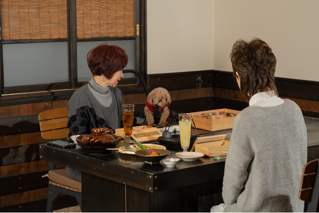 【ペットと宿泊】「肩身の狭い思いをしなくても」大切な家族の一員だからこそ、わんちゃんにも最高のホスピタリティを。一緒に楽しむ、日本一の星空と、本格囲炉裏会席