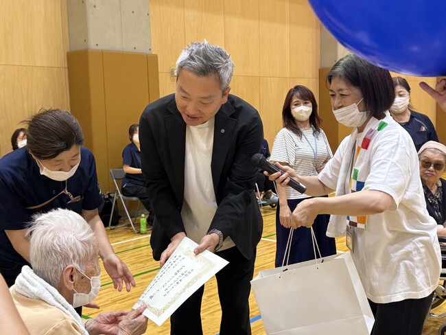 【開催報告】特養入居者が競う！奉優会が風船バレー大会を初開催