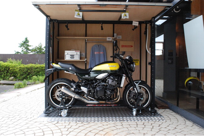 なぜ48時間で45万回再生？クルマ1台分で“6輪生活”が叶う極小バイクガレージ「マイクロガレージ」が、バイカーズパラダイス南箱根で常設展示。特別価格88万円（税込）・残り2棟はなくなり次第終了。