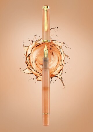 プレスリリース「ドイツの高級筆記具ブランド【ペリカン】から特別なインクコレクションと同じカラーで楽しめる万年筆「M200アプリコットアゲート」８月限定発売。インクとのセットボックスも100セット限定で同時発売。」のイメージ画像