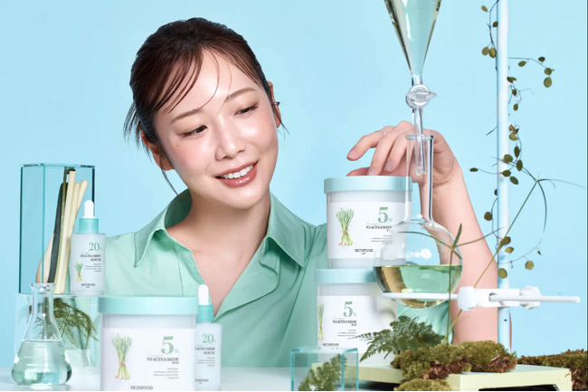 大人気美容系YouTuber「コスメヲタちゃんねるサラ」×韓国コスメブランド「SKINFOOD」共同開発!日本限定「レモングラスナイアシンアミド」が2026年7月16日(木)より待望の全国店頭販売開始