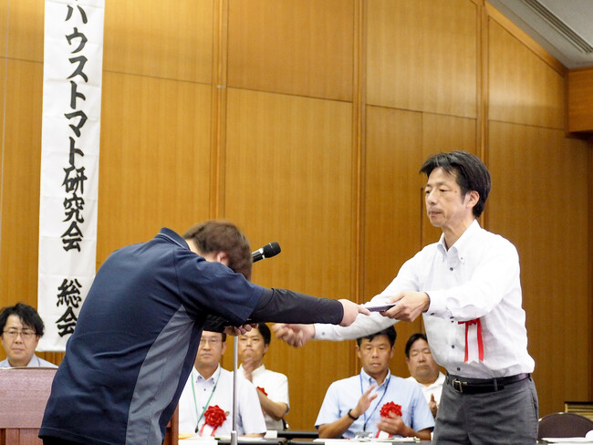 「霧のトマト」が第58回兵庫県ハウストマト立毛品評会で1等特別賞を受賞産業用スプレーノズルメーカー「霧のいけうち」のトマト栽培が高評価