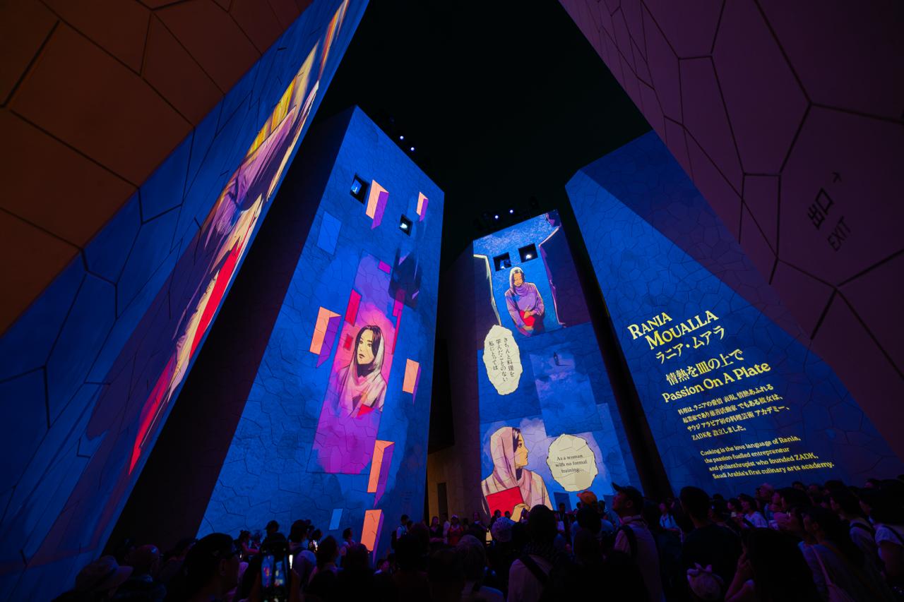 【大阪・関西万博サウジアラビア王国館】新しく夜のプロジェクション「Her Influence」をスタート、サウジアラビアの女性の成果をマンガで投影
