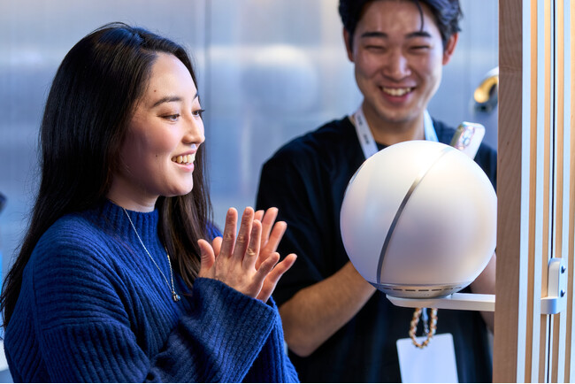 【入場無料・最大2,000円相当の特典】占いも、AI時代の“人間証明”も渋谷で体験！Tinder(R)「ASTRO CHAT LOUNGE（アスチャ）」に「ヒューマンバッジ」体験ブースが登場