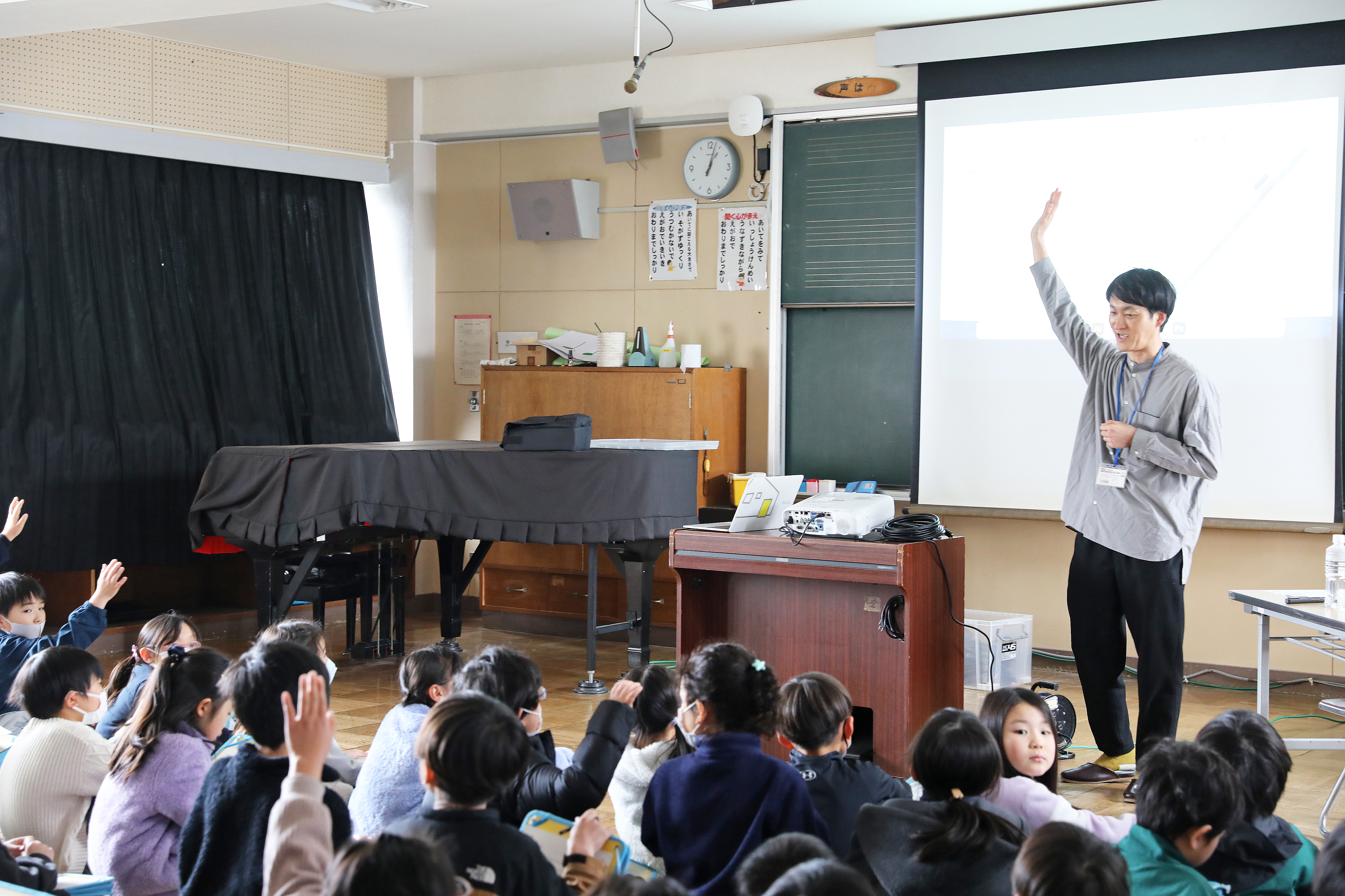浜松市立西小学校4年生を対象に遠州織物について学ぶ出前授業＆初の綿の種まきを実施