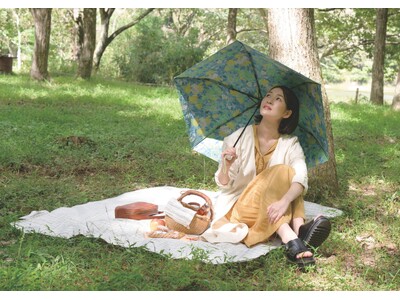 "内側の黒"をなくした晴雨兼用傘─傘をひらけば、水彩画のフラワーガーデンが広がる。創業107年の老舗・藤...