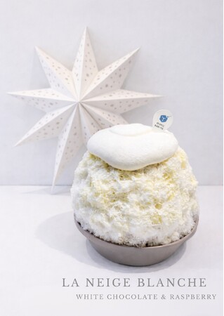 真っ白な雪の中に、淡いピンク。冬のスイーツかき氷！