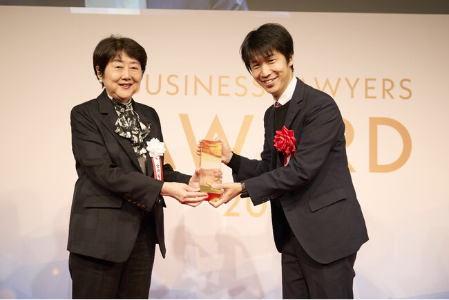 「社会課題の解決をとも に」歩んで13年 　代表・鬼澤が、BUSINESS LAWYERS AWARD2025「プロボノ・社会貢献」部門の受賞者に選出！！