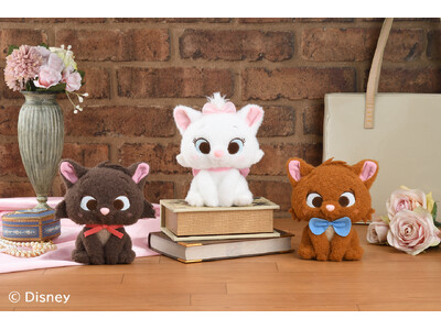 『おしゃれキャット』でおなじみの「ディズニー マリー」と兄弟たちがほんのり頬を染めておすわり 「おしゃれ...