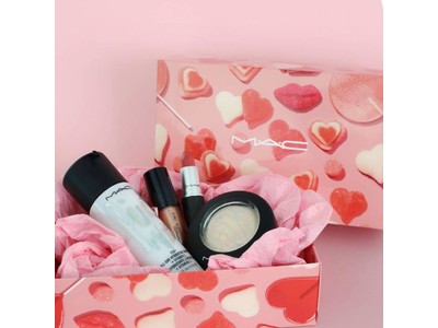 LINEギフト限定先行発売！夜桜をモチーフにした春コスメ、M・A・C限定コレクション「M・A・C BLACK CHERRY」をどこよりも早く購入可能！