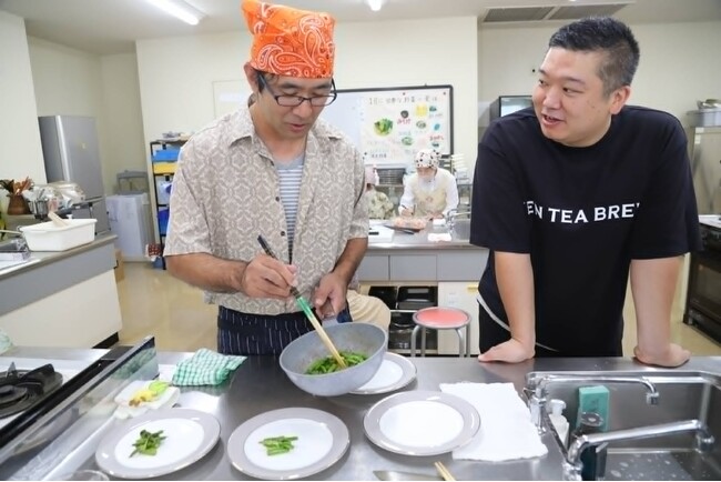「ZEN TEA BREW」が菊川まるごとキッチンで朝摘み無農薬新茶の料理教室を開催--「茶葉を食べる」を12名が体験、菊川市栄養士考案レシピ3品をNHK・SBSが放映