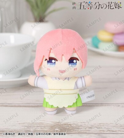 映画「五等分の花嫁」のちょこんと！ぬいぐるみマスコット(制服エプロンver.)の受注を開始！！アニメ・漫画のオリジナルグッズを販売する「AMNIBUS」にて
