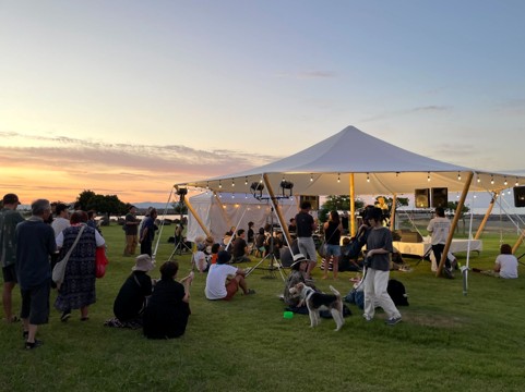 プレスリリース「音楽ライブと獅子舞演舞で夏の幕開け！射水市・海老江海浜公園で約1ヶ月間にわたるイベント「エビデイ！Beach」のオープニングイベントを開催しました！」のイメージ画像