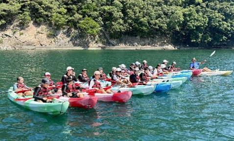 シーカヤックに挑戦！　サバ一尾をさばいて海鮮丼つくりも北陸新幹線で行く福井・若狭「海のヒミツ探検隊！」を開催しました！