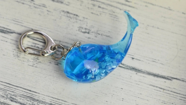 海洋ごみをアップサイクル！マイクロプラスチックを入れたクジラのキーホルダー
