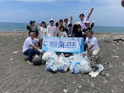 お笑いコンビ「ツーライス」、室戸の小学生と海岸清掃を実施!未来の豊かな海を守るための出前授業&実践活動【...
