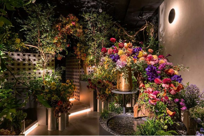 「「飲食業をなりたい職業No.1に」目指すクローバークラブ、会員制バー「EBISU FLOWER PARK」事業譲渡で、国内安定と海外市場への布石。新収益柱「お花」事業も始動」