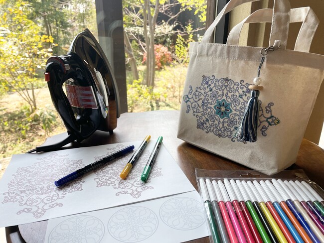 プレスリリース「自分だけのかわいいトートバッグを作ろう！赤穂緞通の伝統模様を彩る【大人の塗り絵ワークショップ】を5月15日から神戸ポートピアホテルで開催ー暮らしにすっと馴染む新シリーズも同時発表ー」のイメージ画像