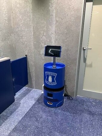 ローソン高輪ゲートウェイシティ店に販促機能を搭載した　　　　　　　業務用掃除ロボット第1号機を納入