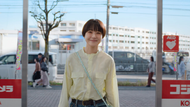 奈緒さんがコジマ店舗をステージに、笑顔きらめくハッピーオーラ全開で歌と…