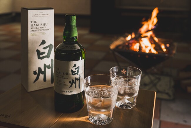 【1日1組限定】“森の蒸溜所”の息吹を、焚火と共に。サントリーシングルモルトウイスキー「白州」× プライベート焚火で整う、大人のための「森香るリトリートプラン」