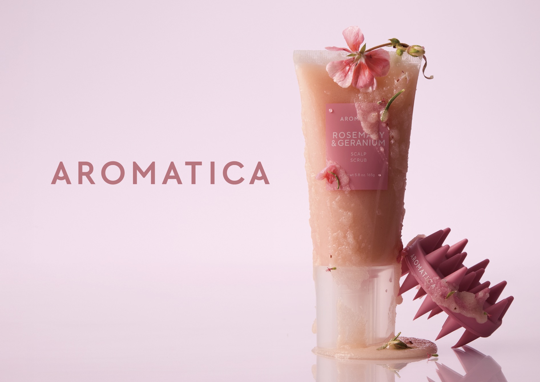 韓国発サステナブルビューティブランド『AROMATICA』からホリデーヘアキットが数量限定で登場。ローズ&ゼラニウムの香りで、ヘアケアしながら至福のひとときを。