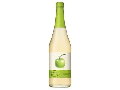 熟す前のリンゴを使用した『ニッカ弘前 生シードル グリーンシードル』リンゴ粕をラベルに使用した『ニッカ弘前 生シードル りんごラベル』