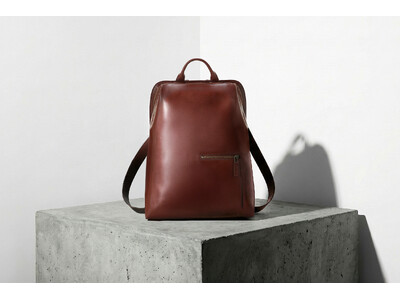 一枚革の立体美で仕上げた「アンティーク トライアングル バックパック」が新登場。