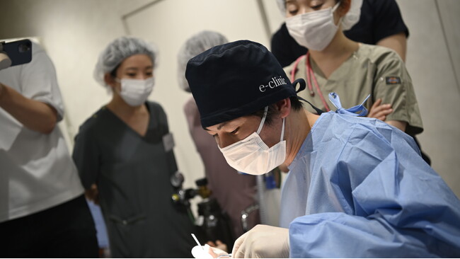 美容外科クリニック「eクリニック」が医師向けに「公開カンファレンス」を実施しました。