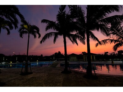 【サザンビーチホテル＆リゾート沖縄】月明かりで幻想的な空間に包まれる「ナイトプール」の営業を開始