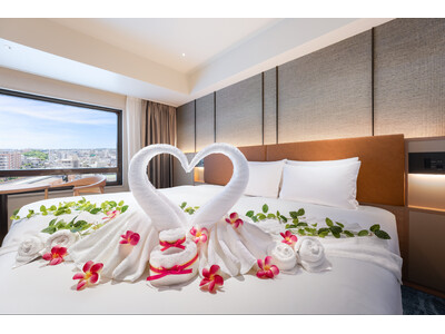 【沖縄ハーバービューホテル】開業50周年のホスピタリティとともに記念日を彩る“スワンのサプライズ”タオルアートで演出する記念日宿泊プラン登場。