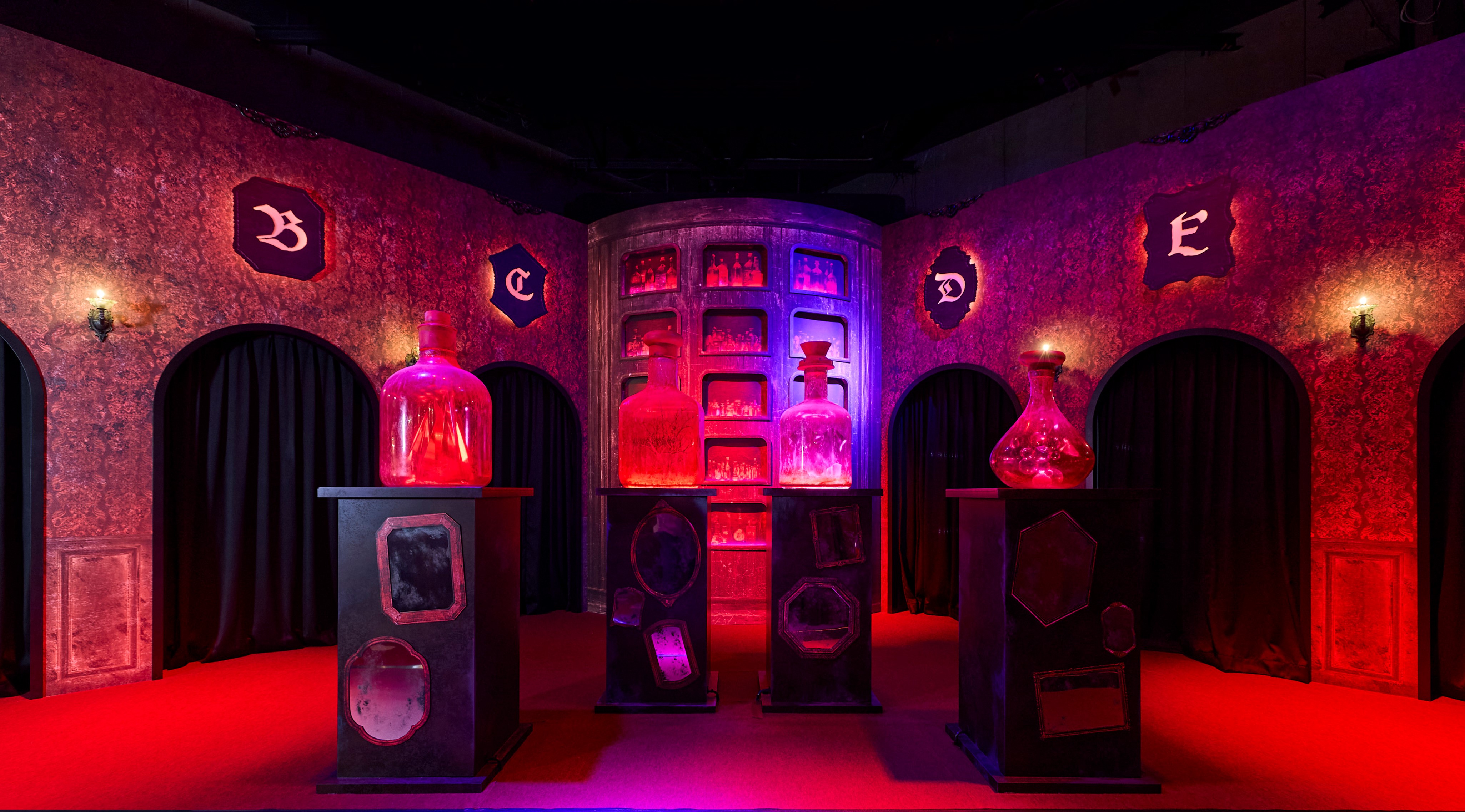 KATE×ユニバーサル・スタジオ・ジャパン共創アトラクション『18番地の魔女 ～感情と戯れる魔女の館～』本日2025年9月5日（金）より『ハロウィーン・ホラー・ナイト』期間限定でついにオープン！