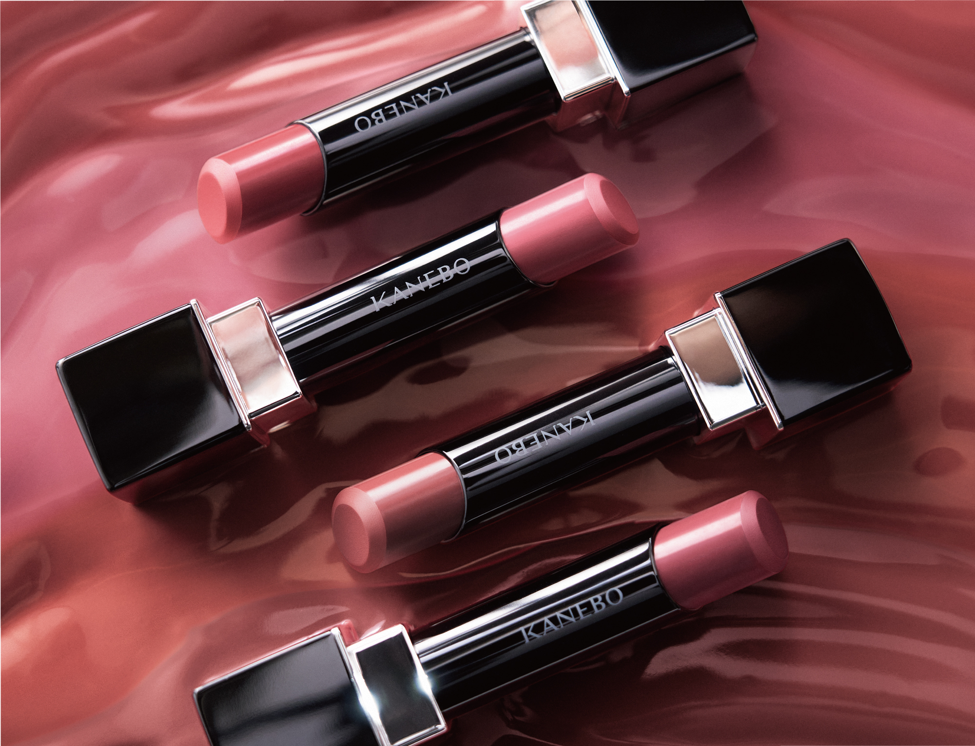 もっちりとした弾力のある厚みツヤ膜で、脈打つような仕上がりが続く。生命感ラスティングルージュ「ルージュスターヴァイブラント」に艶やかに酔いしれる美粘膜カラーの新色が登場