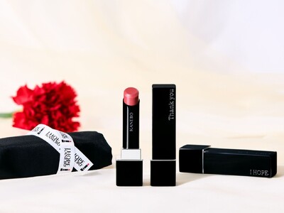 名前やメッセージを刻印できる特別なルージュや、スペシャルなギフトセットに加え、期間限定の嬉しい特典も。