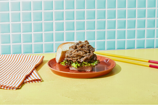 アメリカNo.1スウィートロール『KING'S HAWAIIAN』が焼肉きんぐ監修「きんぐ‘s スライダー」を発売