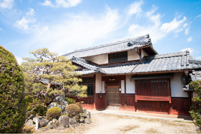 Airbnb 、水原希子、ローラとAkiya Design Project でのコラボレーションを発表。元空き家を修繕し、クリエイティビティと新たな魅力で特別な宿泊体験を