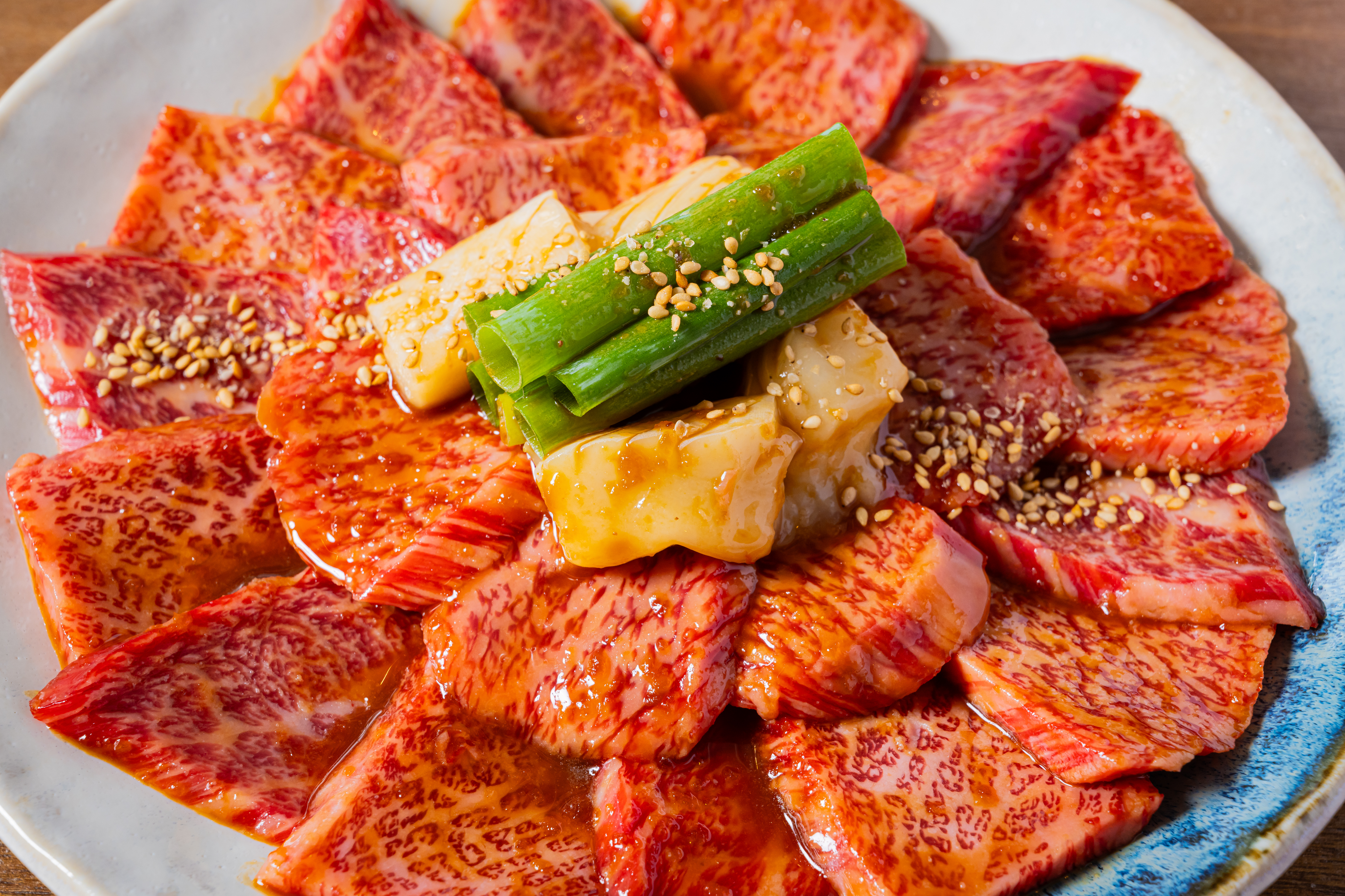 「焼肉の原点回帰！たれにとことんこだわった焼肉を炊き立てのご飯と共に。」「東新…