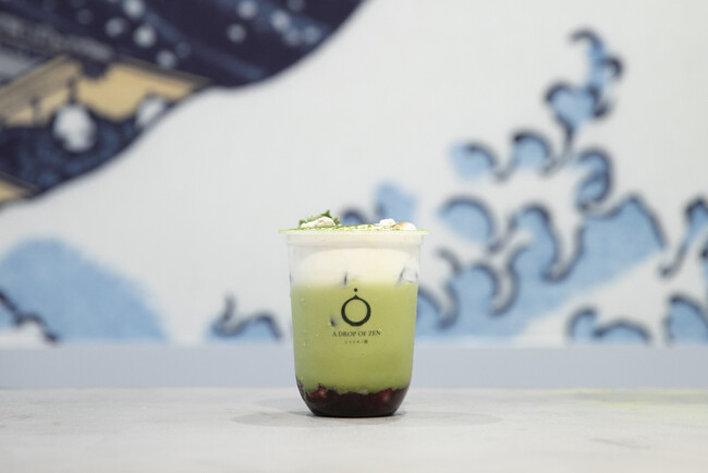 見た目はスイーツ。なのに、だしのうまみが広がる『だしペチーノ』や枯山水の美をカップの上に表現した『禅庭抹茶ラテ』が楽しめる新感覚ドリンクスタンドが京都・錦市場に登場