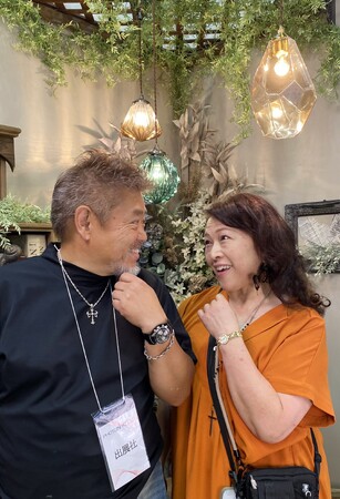 石井興業株式会社・プロショップ東映堂の加藤邦夫様ご夫妻が「信長デイトナ＆ハリーウィンストン」ペアウォッチを装着 - PHOTO NEXT 2025にて、業界関係者も魅了された唯一無二の体験