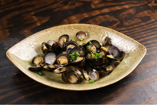 【今だけの味覚】青森・十三湖の【特大しじみ】が到着｜奥羽の宴の名物「しじみバター」が期間限定でサイズアップ！